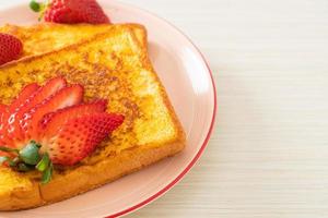 toast alla francese con fragole fresche foto