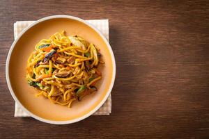 Saltato in padella Yakisoba tagliatelle con verdura nel vegano stile foto