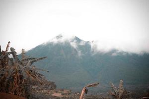 foto di nebbioso montagne durante il giorno