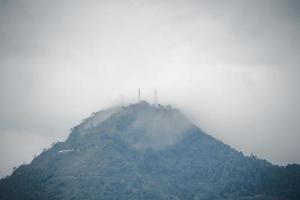 foto di nebbioso montagne durante il giorno