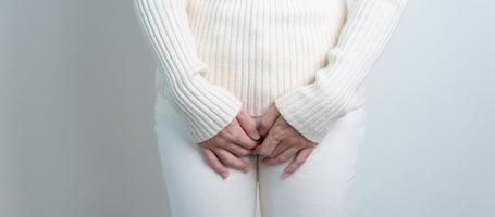 donna avendo stomaco dolore. ovarico e cervicale cancro, cervice disturbo, endometriosi, isterectomia, uterino fibromi, riproduttore sistema, mestruazioni, diarrea e gravidanza concetto foto