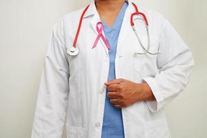 asiatico donna medico con rosa nastro, mondo Seno cancro giorno a ottobre. foto