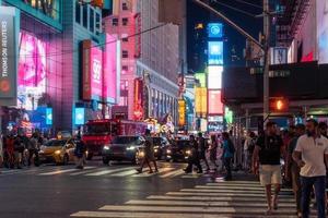 nuovo York città, Stati Uniti d'America - agosto 9, 2019-persone e turisti passeggiare tra il luci e grattacieli di tempo piazza nel Manhattan durante un' estate notte foto
