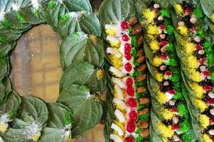 banarasi padella, betel Noce guarnito con tutti indiano banarasi ingredienti per saldi. foto