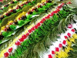 banarasi padella, betel Noce guarnito con tutti indiano banarasi ingredienti per saldi. foto