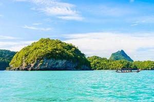 bellissima isola tropicale, spiaggia, mare e oceano foto