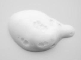 astratto bianca sapone schiuma bolle struttura su bianca sfondo foto