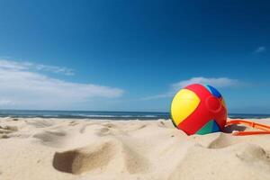 spiaggia palla e boccaglio su il sabbia, melma cielo, estate vacanza concetto con copia spazio. foto
