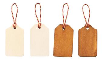 gruppo di vuoto di legno prezzo etichetta con corda isolato su bianca sfondo. modello finto su foto