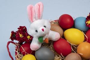 cestino con cannuccia e uova decorato per il celebrazione di cristiano Pasqua foto