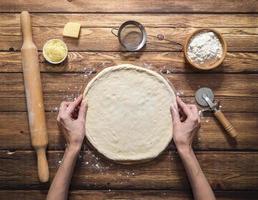 cucinando Pizza. il modellare di Impasto per Pizza. superiore Visualizza. foto