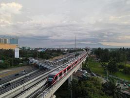 jakarta, indonesia 2021- veduta aerea del movimento della monorotaia su binario che si muove velocemente presa alla stazione cibubur foto