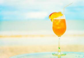 bicchiere di cocktail analcolico ghiacciato sulla spiaggia foto