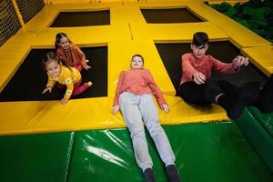 bambini insieme a terreno di gioco parco. sorelle e fratelli nel attivo divertimenti. foto