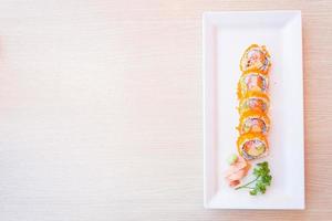 punto di messa a fuoco selettiva california roll maki sushi foto