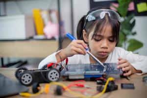 Asia studenti imparare a casa nel codifica robot macchine e elettronico tavola cavi nel stelo, vapore, foto