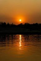 fine di il pomeriggio, natura, paesaggio foto di un' fiume a tramonto