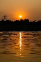 fine di il pomeriggio, natura, paesaggio foto di un' fiume a tramonto