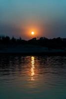 fine di il pomeriggio, natura, paesaggio foto di un' fiume a tramonto