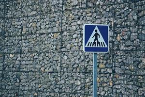 segnale di traffico pedonale sulla strada foto