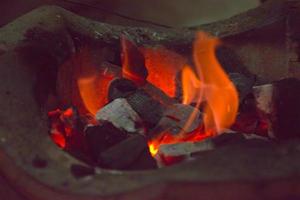 camino fuoco carbone griglia calore caldo preparazione concetto foto