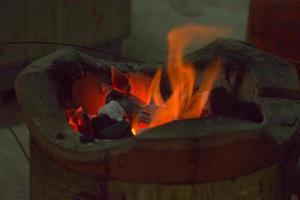 camino fuoco carbone griglia calore caldo preparazione concetto foto