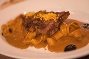 tagliatelle bistecca è delizioso italiano cibo foto