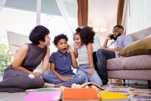 vivace famiglia con bambini giocando con giocattoli, grande per diversità e inclusione campagne foto