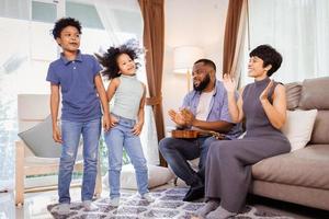 sorridente famiglia con bambini danza a casa, grande per famiglia blog e riviste foto