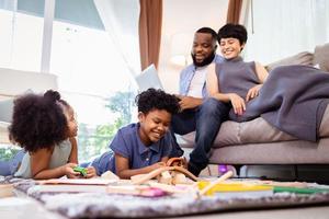 naturale e rilassato famiglia giocando con giocattoli foto