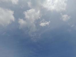 bianca nuvole nel il blu cielo. bellissimo luminosa blu sfondo. leggero nuvoloso, bene tempo atmosferico. Riccio nuvole su un' soleggiato giorno. foto
