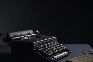 Vintage ▾ macchina da scrivere retrò su sfondo. anni 90 concetti. Vintage ▾ stile filtrato foto. foto