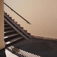 architettura scale sulla strada nella città di bilbao, spagna foto