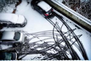 superiore Visualizza di auto brani su il neve coperto strada sfondo. foto