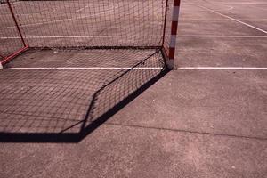 ombra di obiettivo di calcio di strada sul campo foto