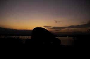 silhouette giovane asiatico musulmano uomo preghiere su tramonto, ramadan Festival concetto foto