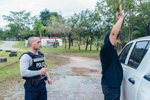 polizia e ladro concetto, il poliziotto catturare criminali rompere il legge foto