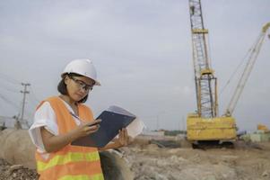 civile ingegneri Lavorando a un' costruzione sito, il azienda manager supervisiona il strada costruzione. foto