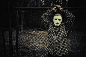 asiatico bello uomo indossare bianca maschera, assassino maschio concetto, halloween Festival manifesto foto