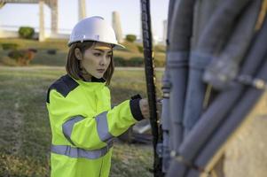 telecomunicazione ingegneri opera a cellula torri per 5g cellula Telefono segnali, rete Torre Manutenzione tecnici foto