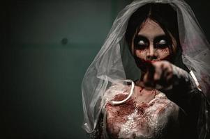 Halloween Festival concetto, asiatico donna trucco fantasma faccia, sposa zombie personaggio, orrore film sfondo o manifesto foto