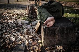 asiatico uomo è senza casa a il lato strada, a sconosciuto ha per vivere su il strada solo perché lui ha no famiglia. foto