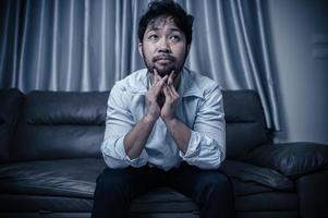 asiatico bello uomo fatica a partire dal opera sovraccarico, stanco maschio venire indietro casa dopo un' lotto di opera a partire dal compagnia, rischio di depressione foto