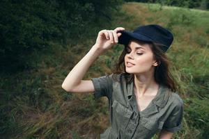 donna nel il foresta donna nel verde tuta con nero berretto natura foto