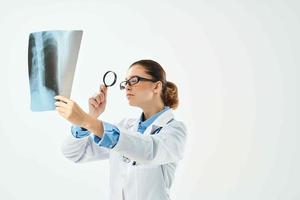 medico con medico raggi X diagnostica ospedale per professionisti foto