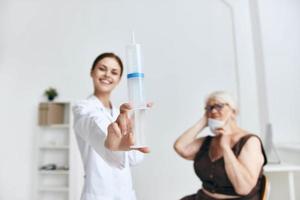 emotivo anziano donna mano iniezione divertimento foto