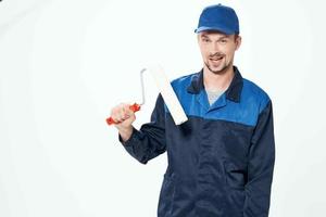 uomo nel Lavorando uniforme riparazione decorazione opera pittore foto