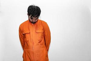prigioniero nel arancia accappatoio concetto, ritratto di asiatico bello uomo nel prigione uniformi, bandito ha un' lotto di muscolo, foto