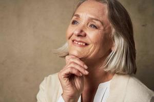 anziano donna nel accappatoio viso avvicinamento in posa isolato sfondo foto