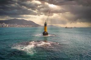 faro con haeundae spiaggia a tramonto nel Busano, Sud gyeongsang Provincia, Sud Corea. foto